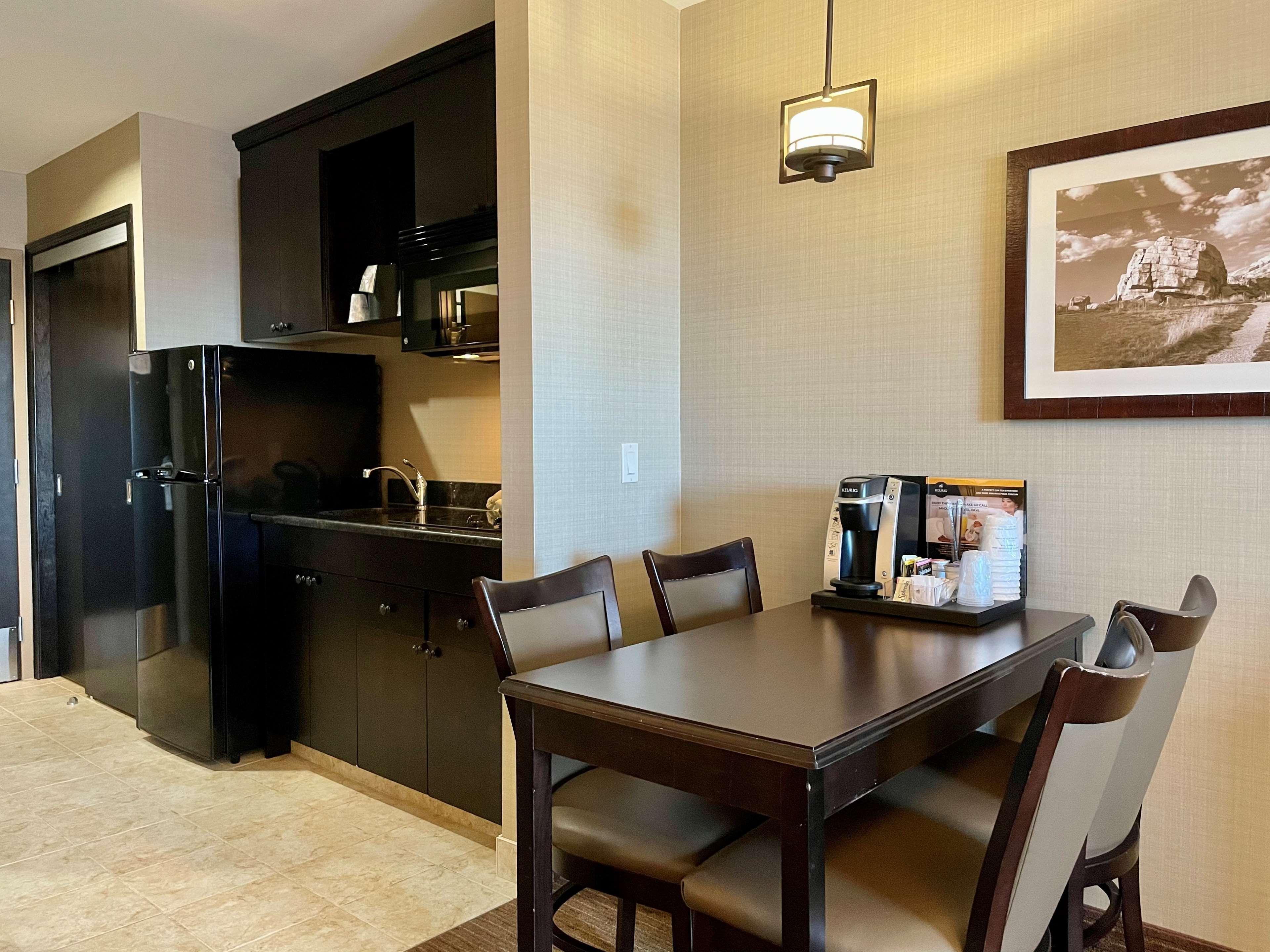 Best Western Plus Okotoks Inn&Suites Extérieur photo