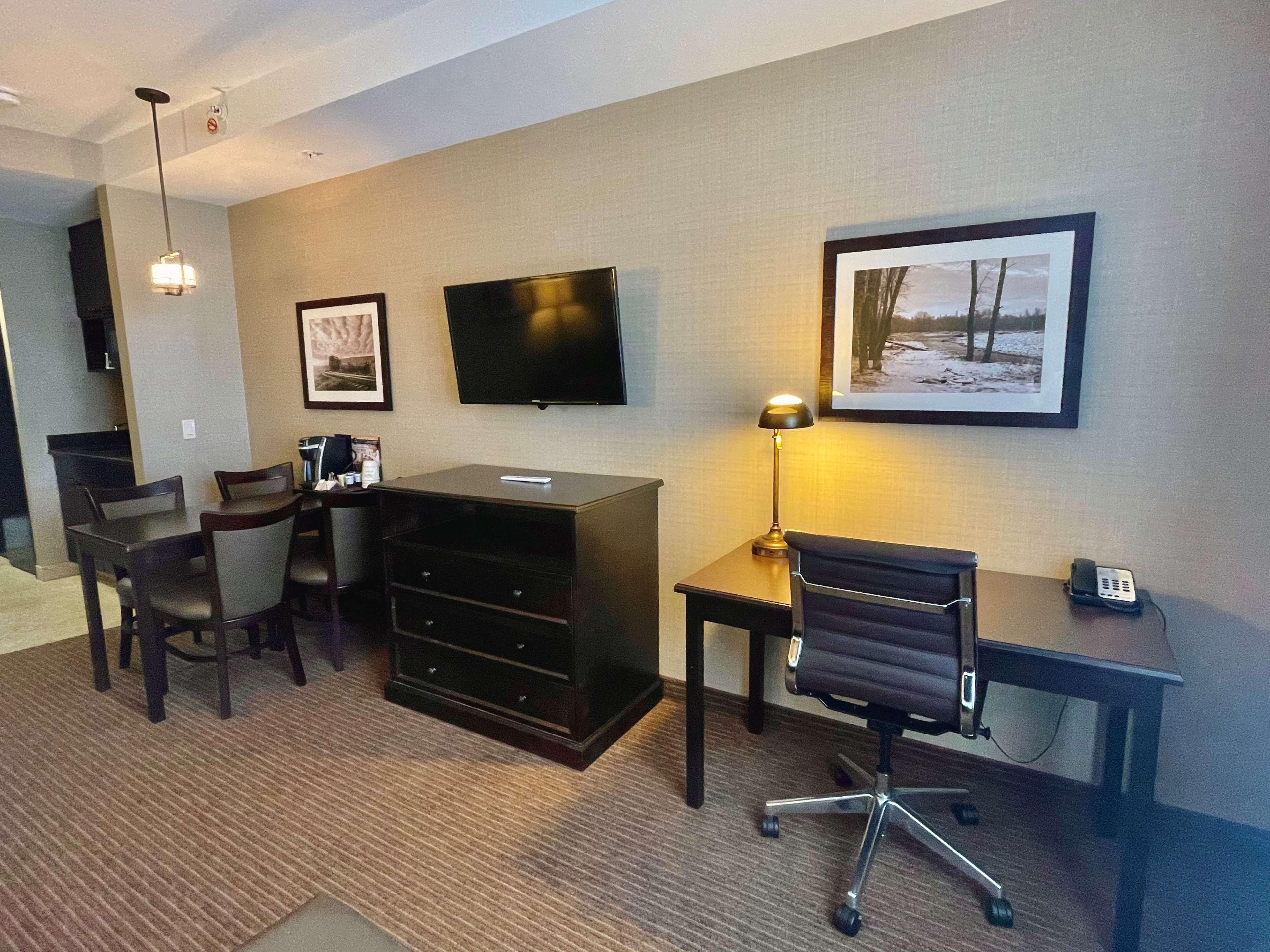 Best Western Plus Okotoks Inn&Suites Extérieur photo