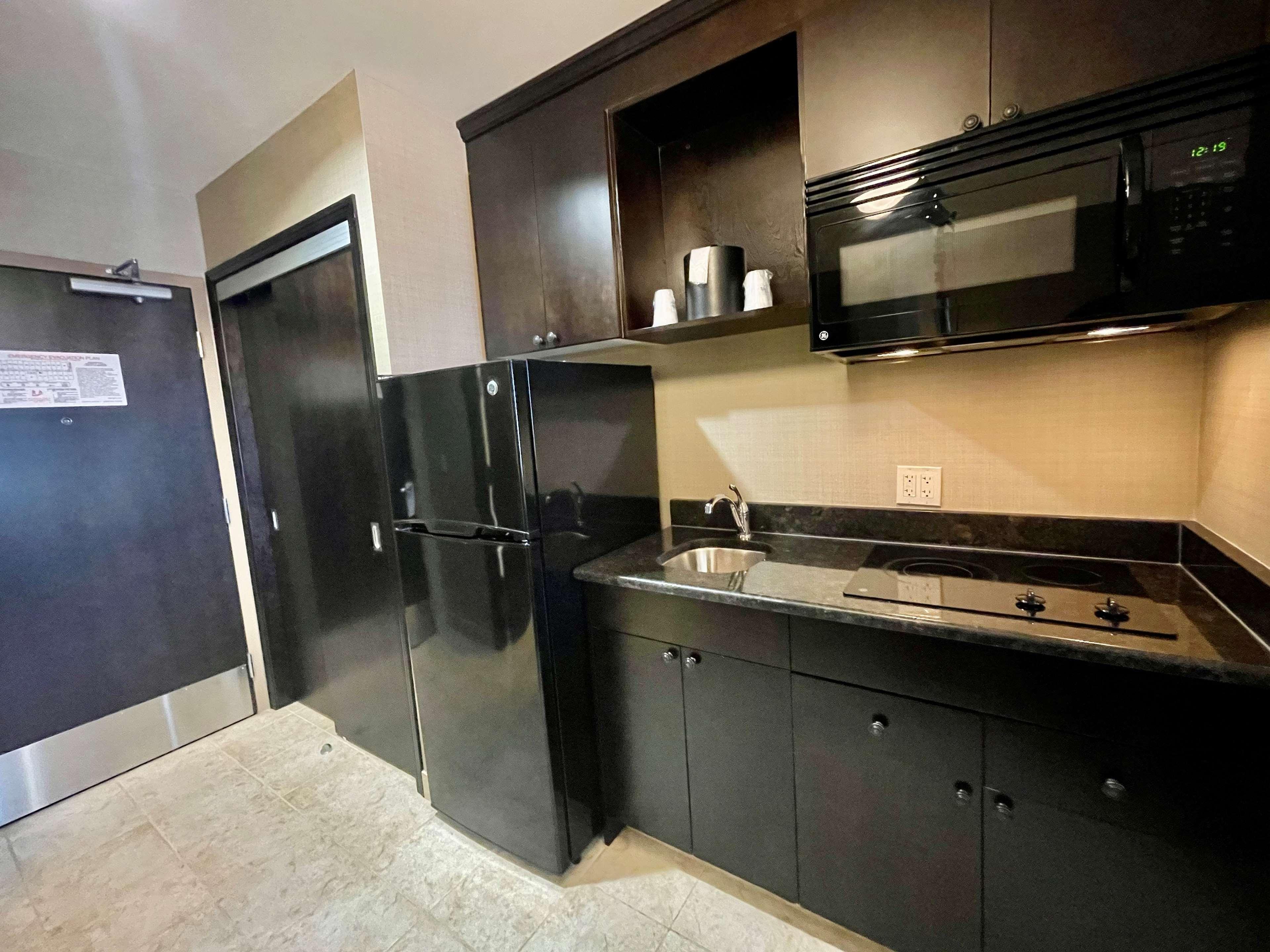 Best Western Plus Okotoks Inn&Suites Extérieur photo