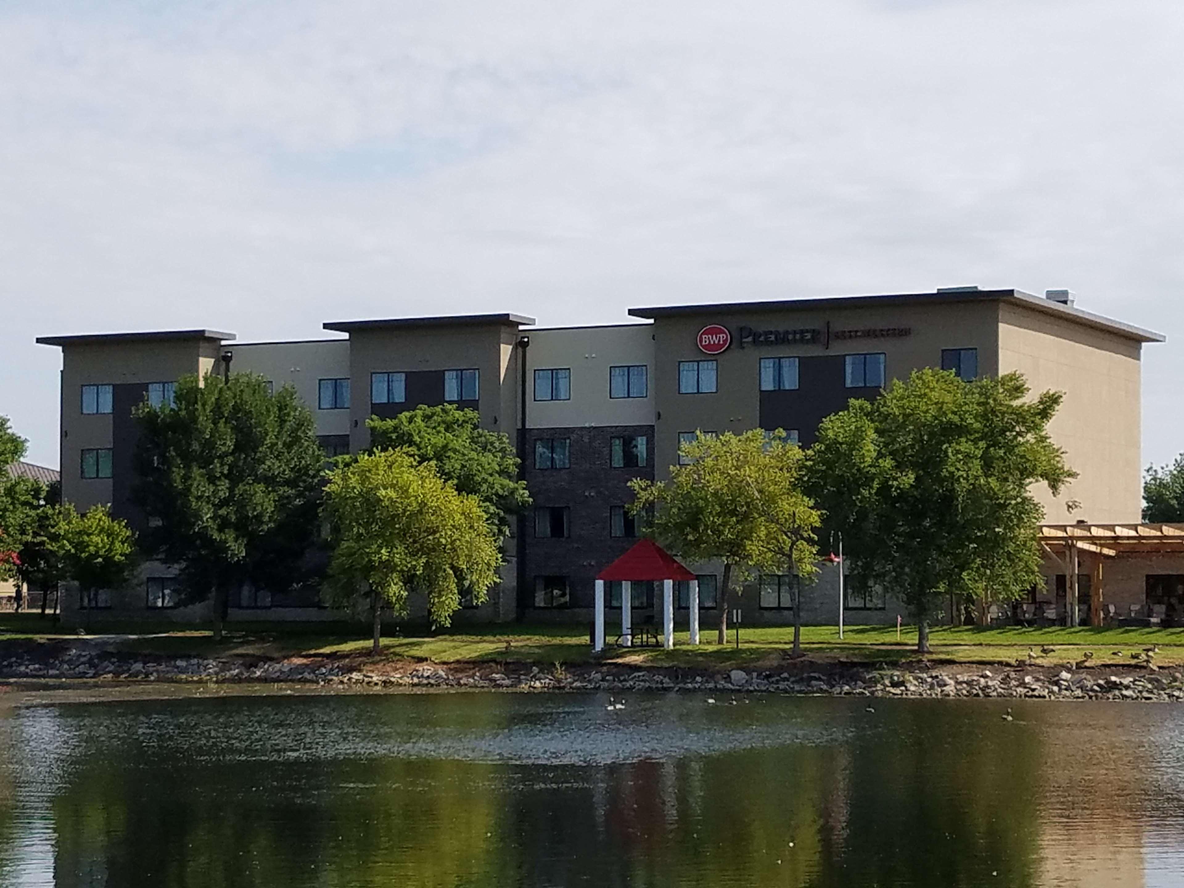 Best Western Plus Okotoks Inn&Suites Extérieur photo