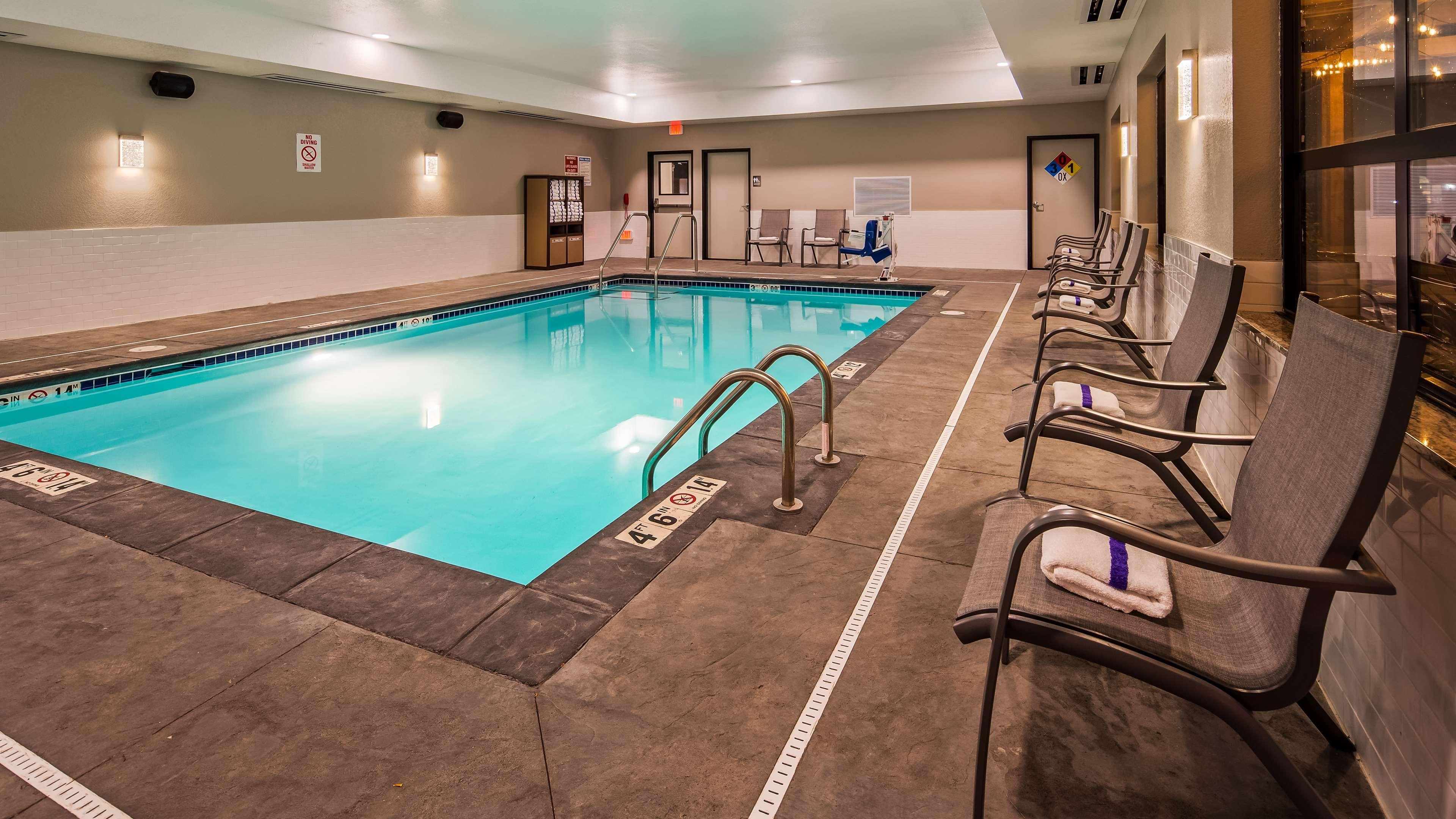 Best Western Plus Okotoks Inn&Suites Extérieur photo