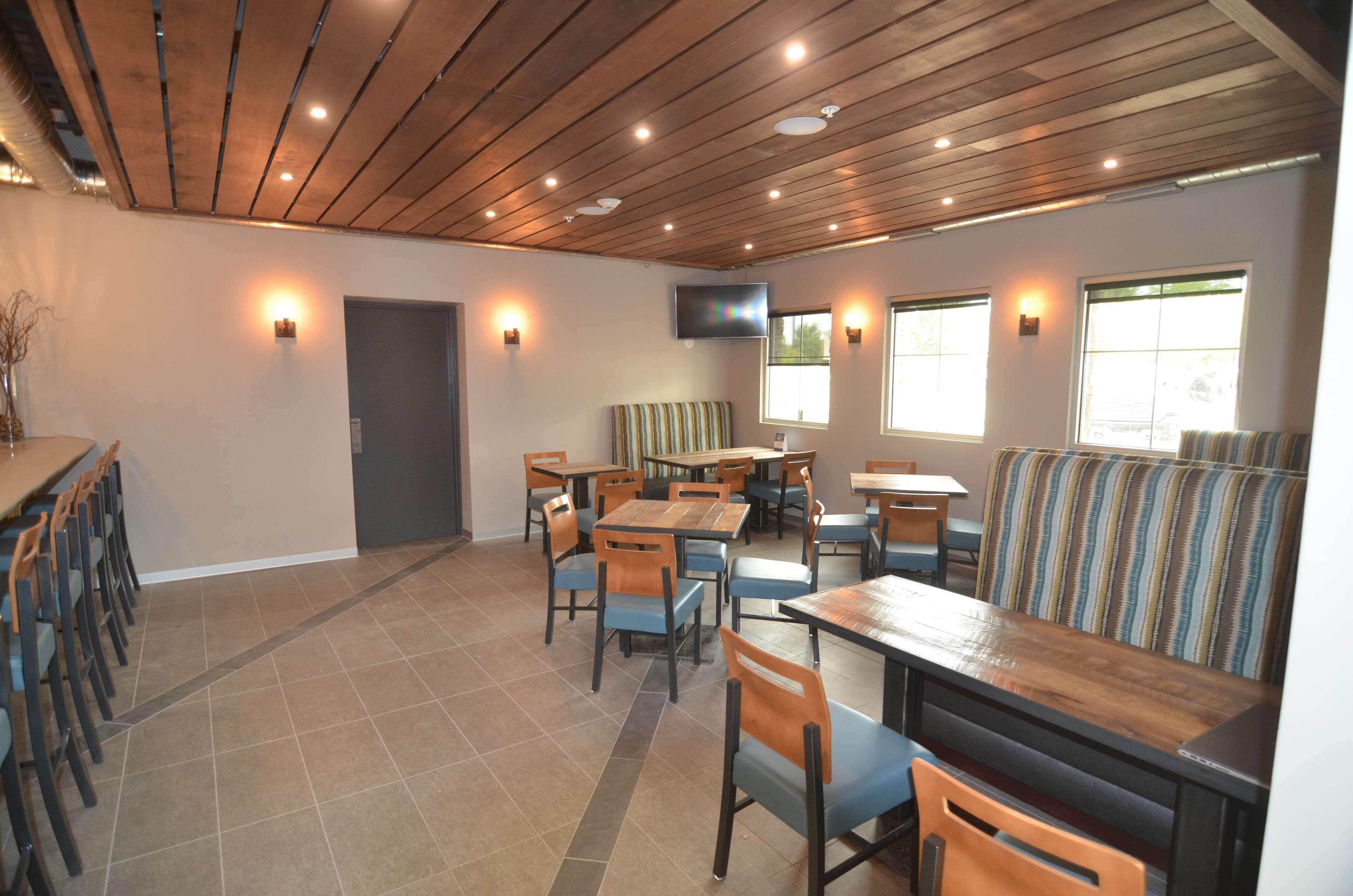 Best Western Plus Okotoks Inn&Suites Extérieur photo