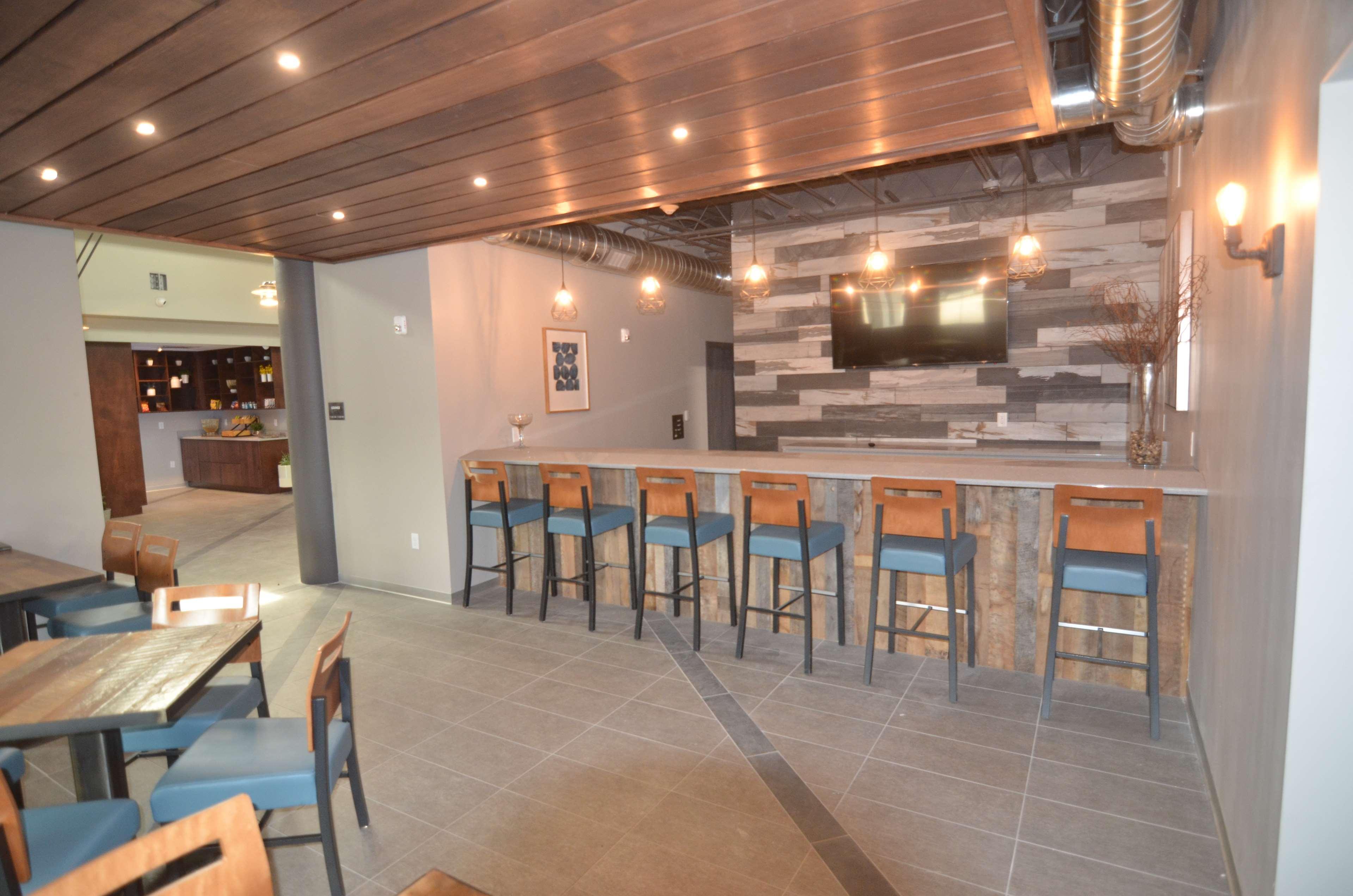 Best Western Plus Okotoks Inn&Suites Extérieur photo