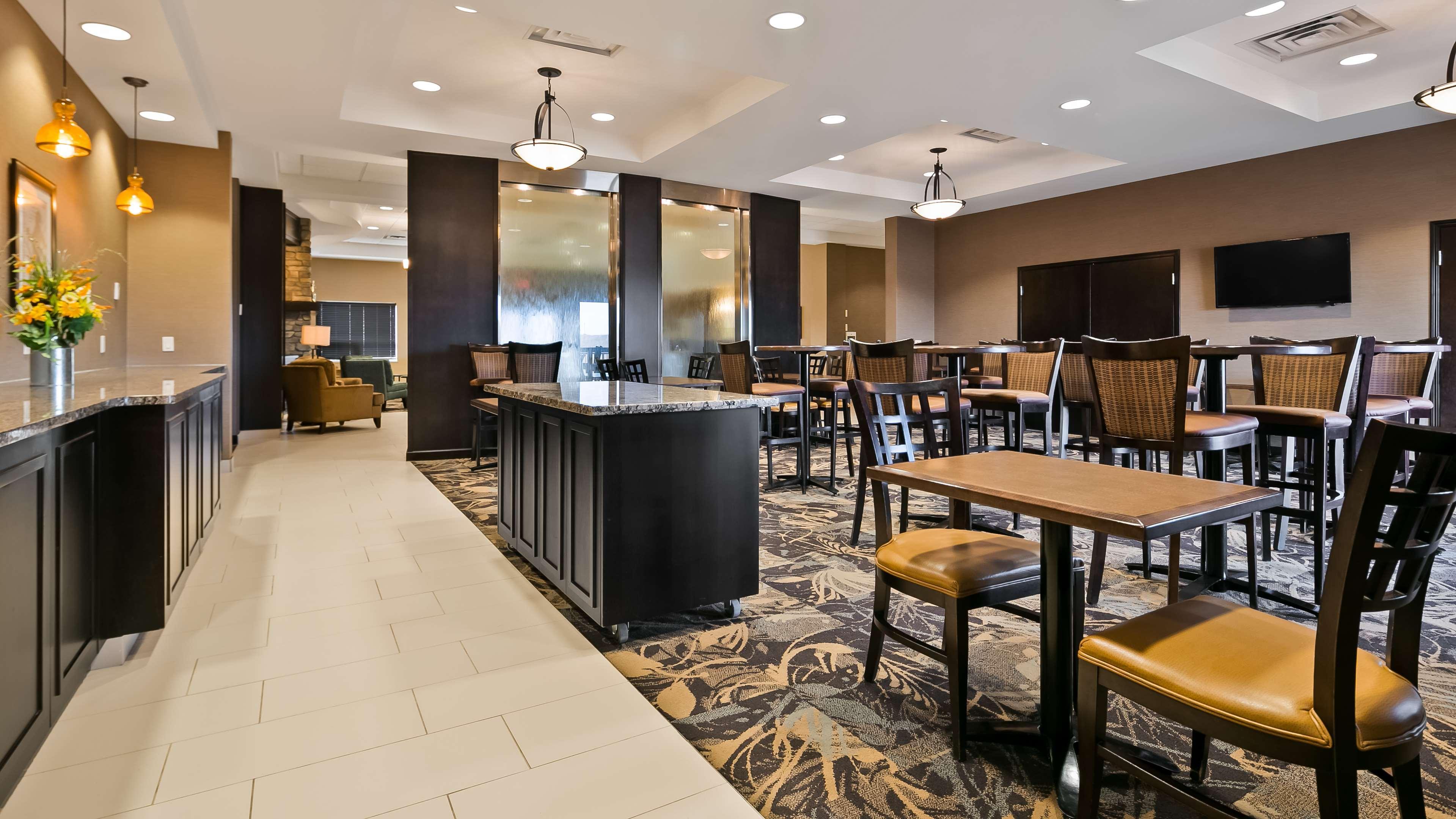 Best Western Plus Okotoks Inn&Suites Extérieur photo